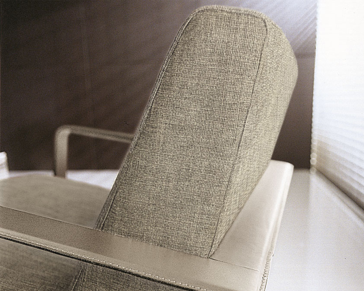 dettaglio poltrona artigianale hola in tessuto grigio