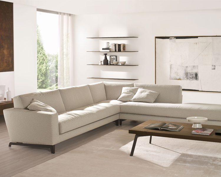 Soggiorno di lusso con Tailor, il divano artigianale in tessuto bianco
