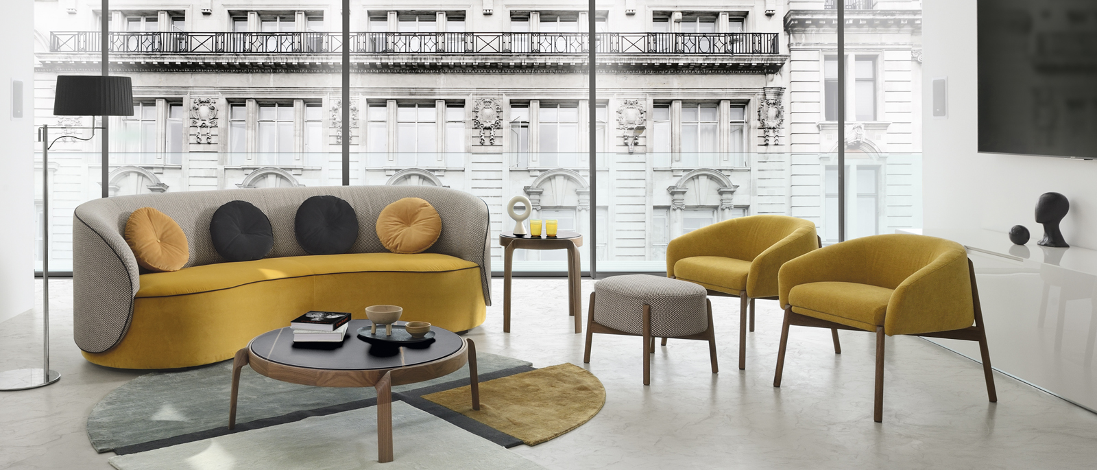 divano curvo moderno grigio e giallo
