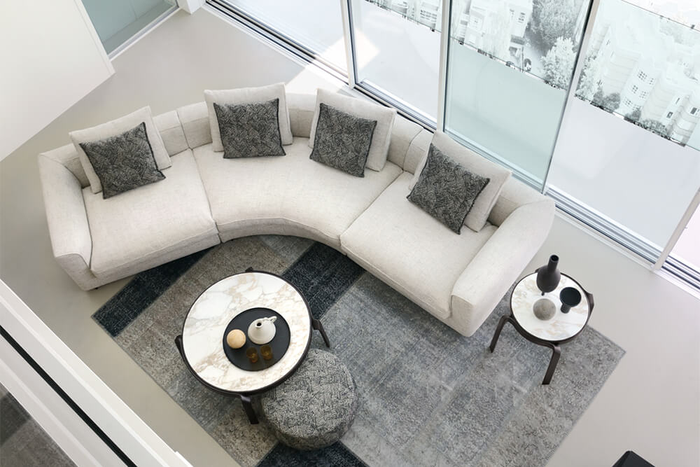 divano ecologico bianco con cuscini grigi
