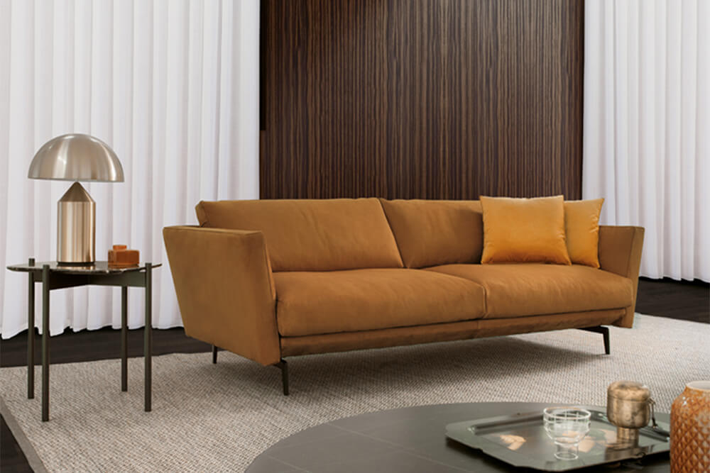 soggiorno con divano moderno marrone chiaro